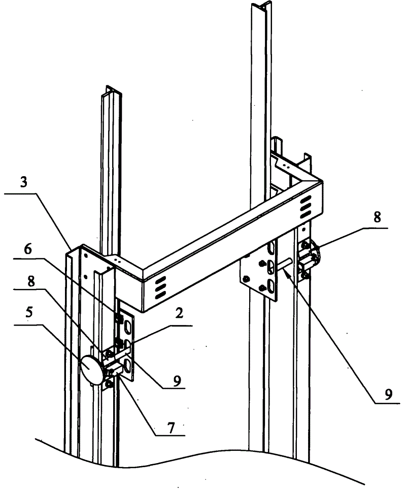 电梯导轨锁装置包括锁板和固定于可沿导轨移动的轿厢架的立梁上的锁销