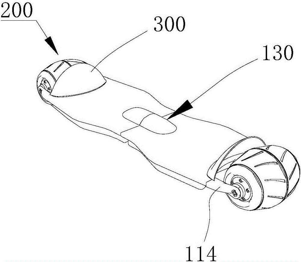 滑板车,包括踏板装置,轮胎以及轮轴,所述踏板装置包括结构相同的左