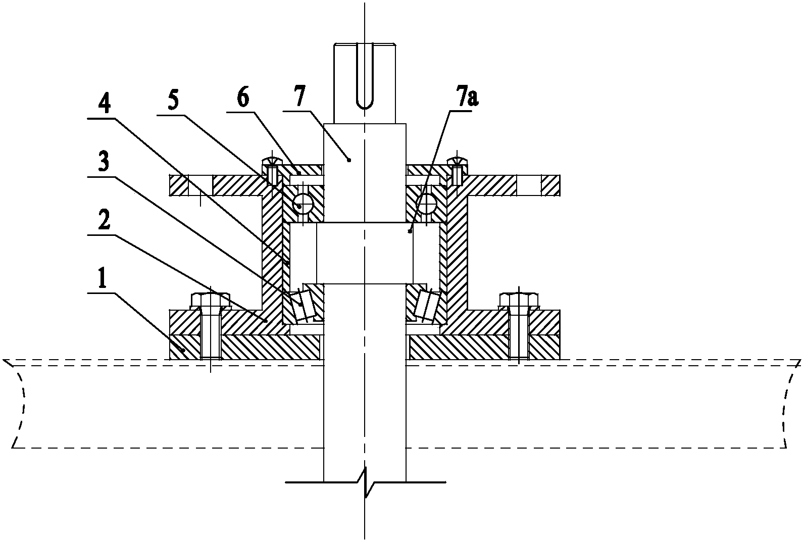 本发明涉及一种小件清洗机旋转传动轴的转动支承结构,包括传动轴承座