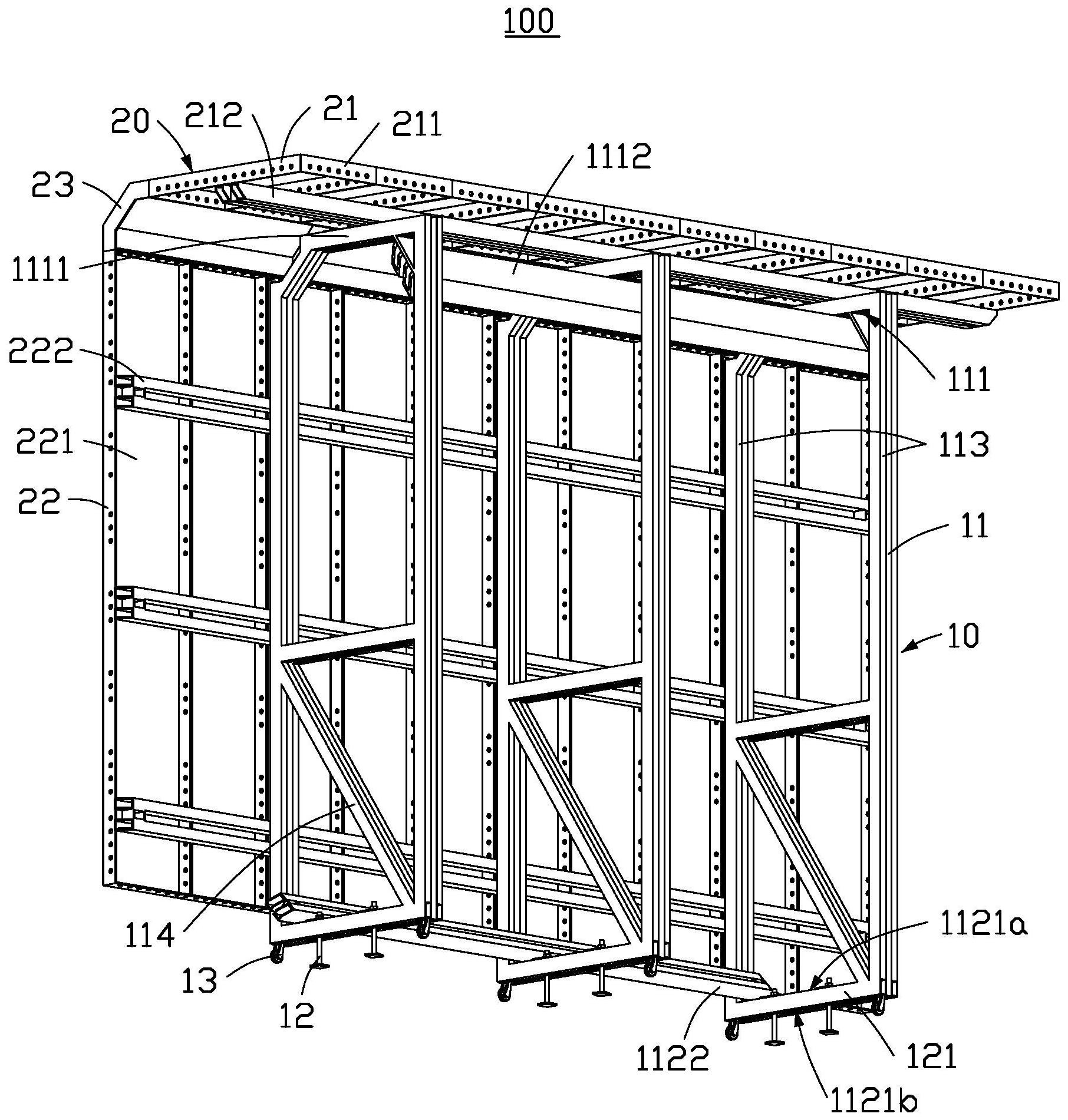 一种滑模,包括一滑动架及多个模板组,所述模板组设置于所述滑动架,所