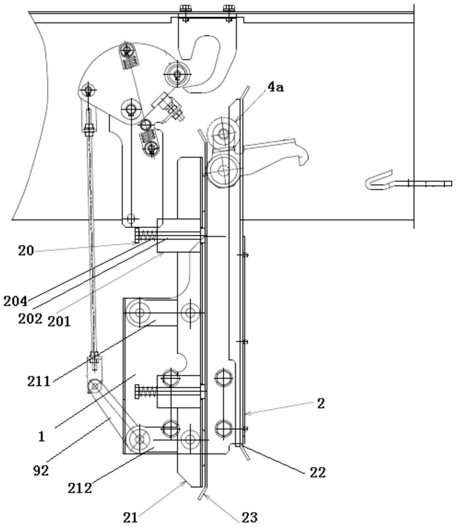 第一门刀由第一门刀驱动装置驱动实现向轿厢闭门侧摆动或者向轿厢开门