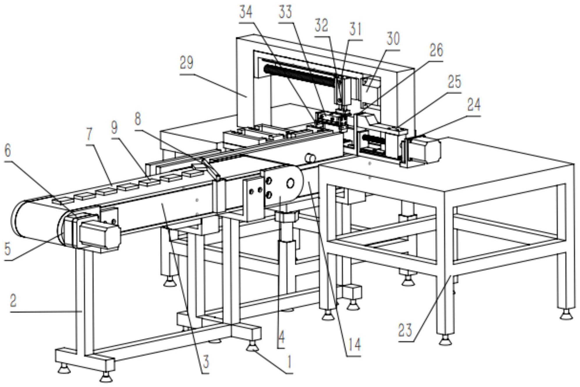 公开了一种侧立码料装盒机构,包括:传动系统,包括第一和第二传输装置