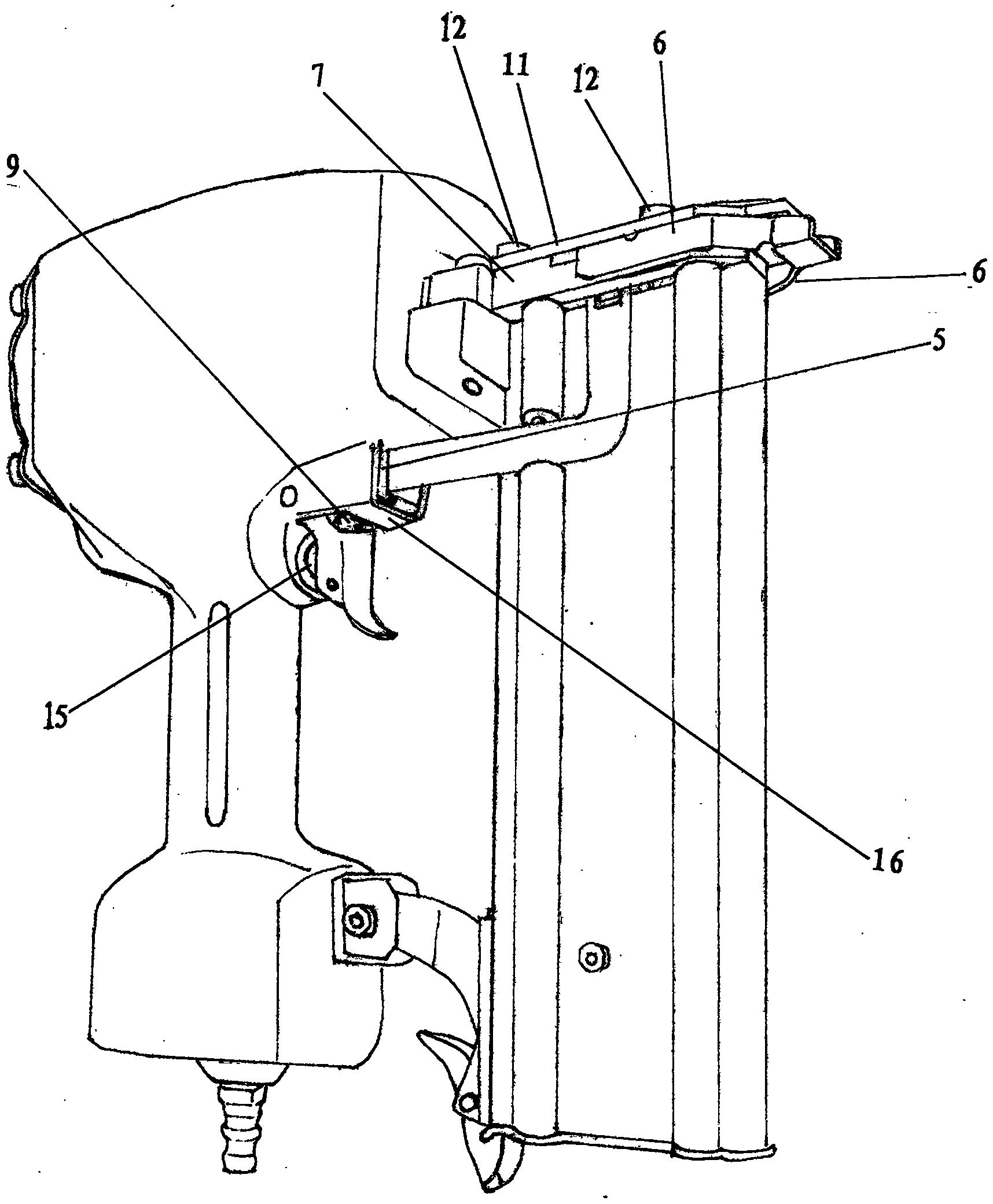 目前的气动钢钉枪保险装置组件多制造成本高,并且存在使用不省力的