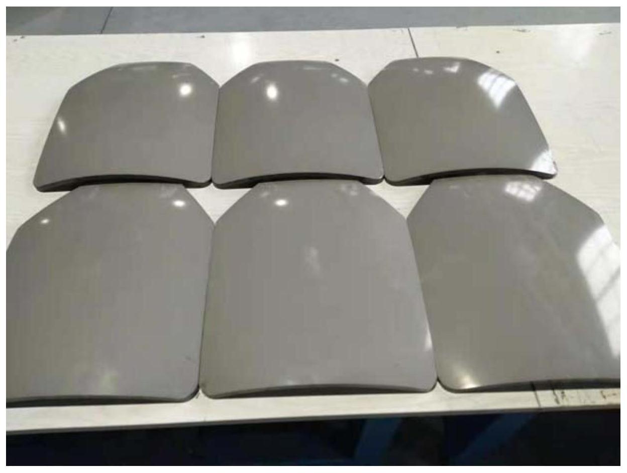 复合材料采用陶瓷生坯经渗透烧结制得,渗透烧结所用的渗透材料为硅,纯