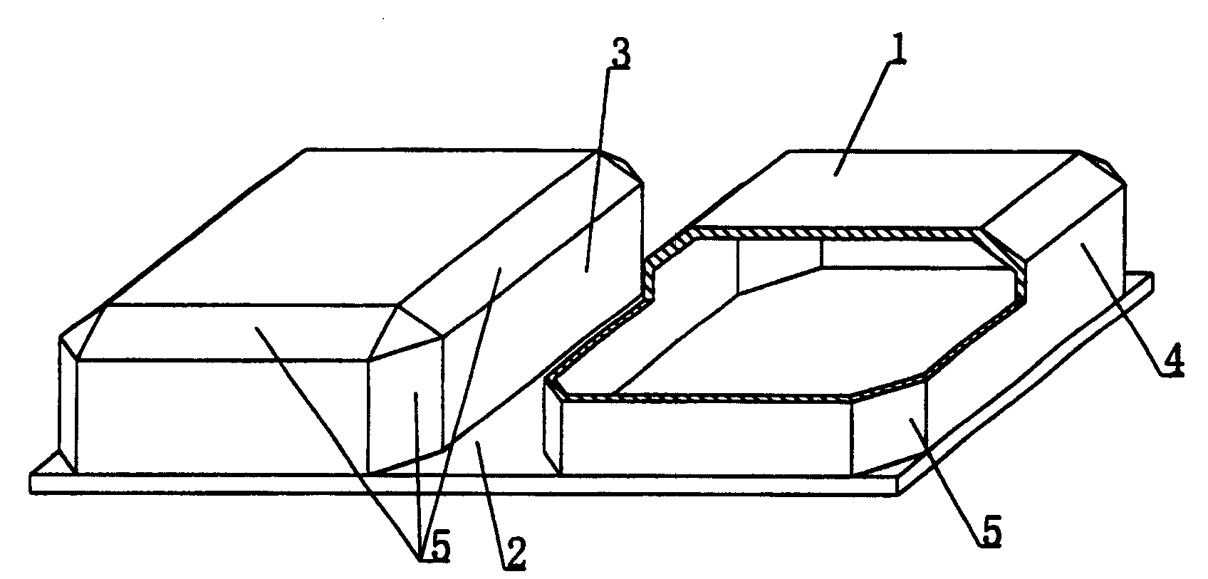 其侧面与底板(2)构成至少一条现浇结构内肋模腔(3),空腔模壳(1)的其它