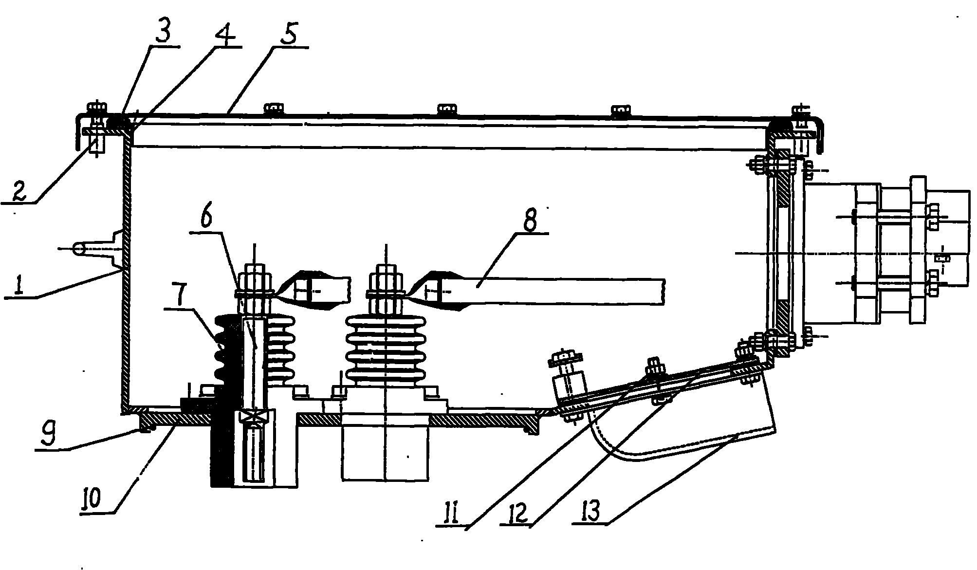 本实用新型涉及一种防爆电机接线盒,具有薄壁钣金结构的盒座和盒盖,盒