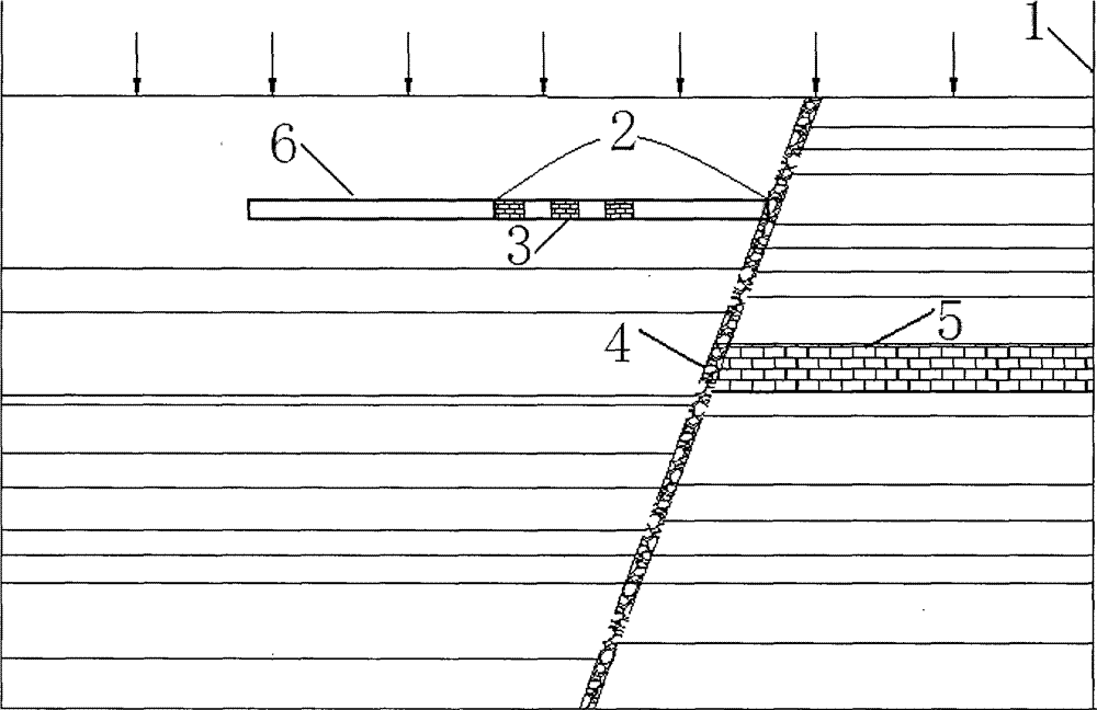 cn202736375u_一种拱桥式充填置换回采断层保护煤柱的实验模型失效