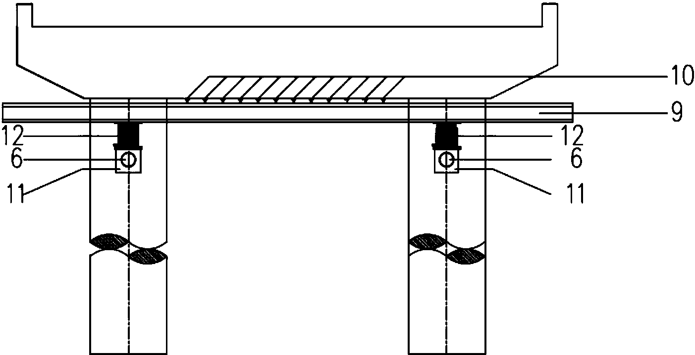 公开了一种现浇盖梁模板的支撑装置,包括插设在两个桥墩上的两个钢棒