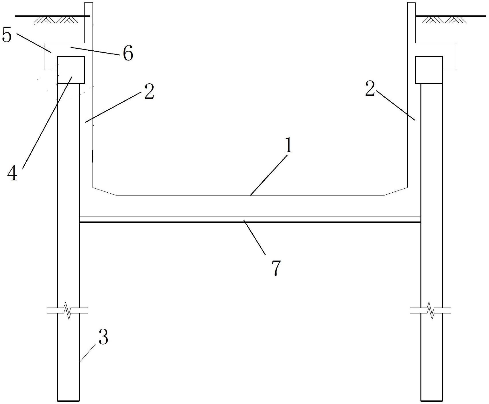 本实用新型提供一种u型槽敞口复合结构,包括底板,边墙,冠梁和围护桩