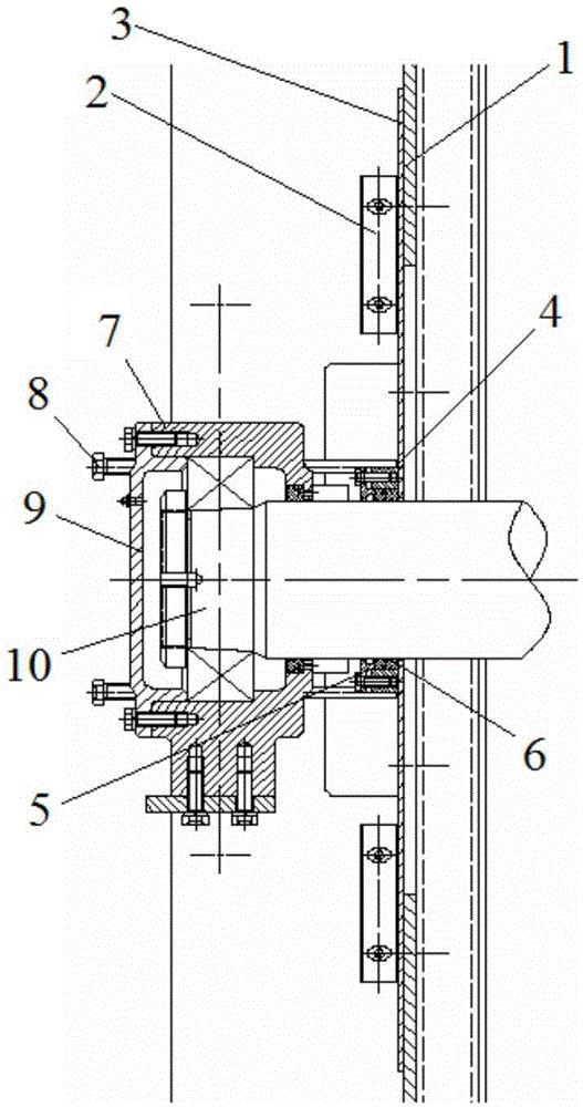 用斗式提升机的尾部密封装置,包括套设于斗式提升机的尾轴上的轴承座