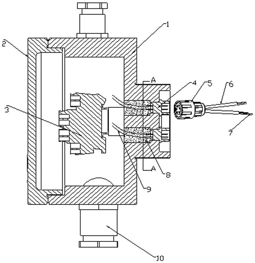 具体提出一种带插接结构的防爆接线盒,主要特点是对现有的防爆电机的