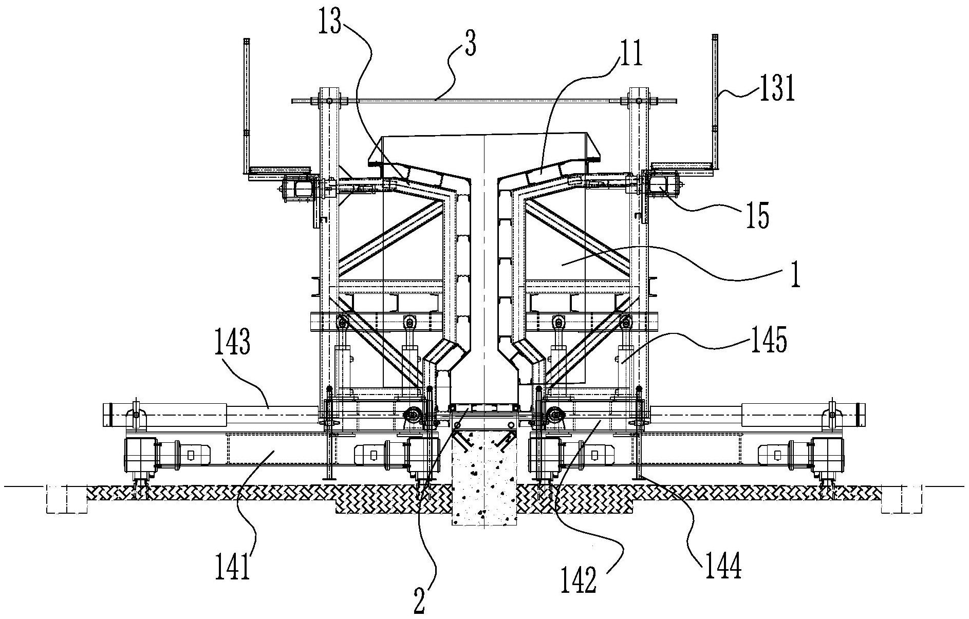 纵向的两侧镜像设置两组侧模组件,各所述侧模组件均包括多个模板主体