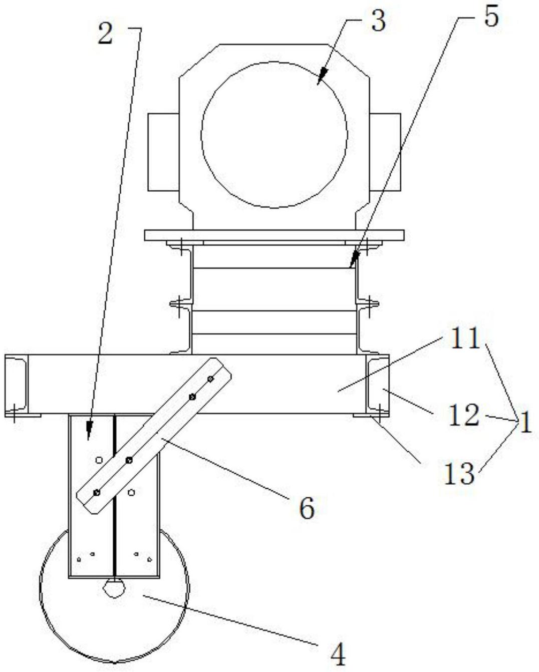 安装相关技术领域的一种用于电梯的曳引导向机构,包括曳引机和导向轮