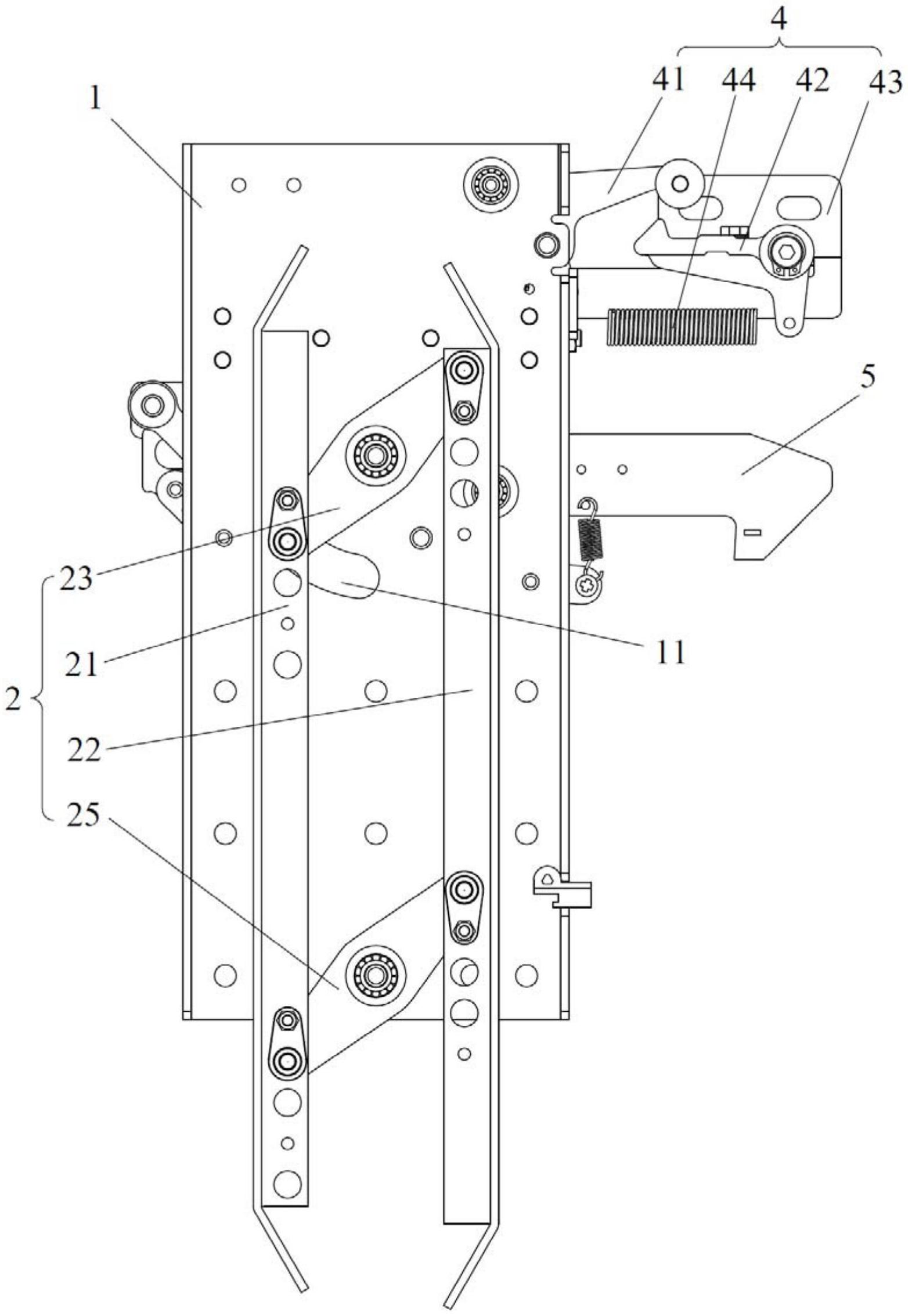 本实用新型涉及电梯领域,公开了一种外张式集成轿门锁同步门刀.