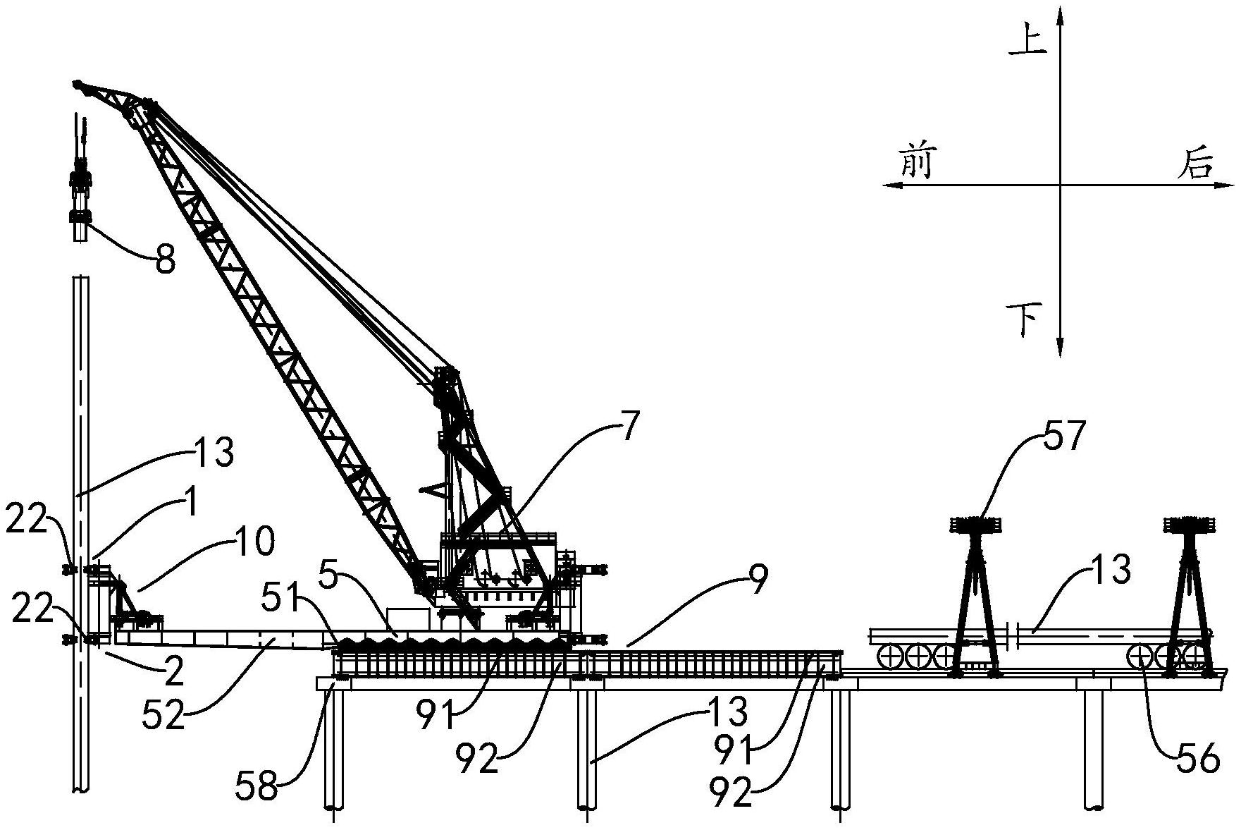 吊机安装在平台上;桩锤由吊机带动以进行打桩;导轨包括多节导轨节段