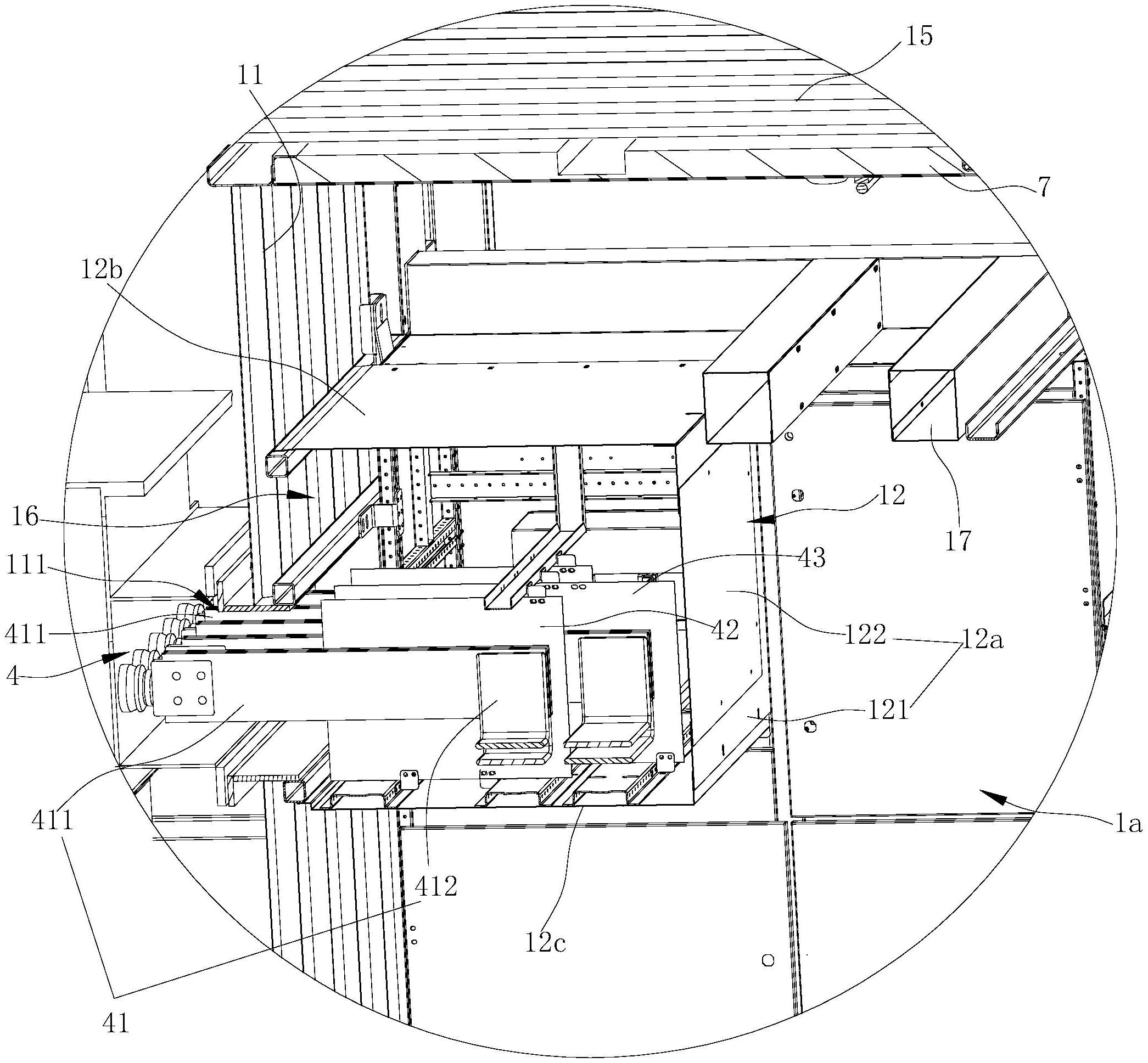 本实用新型涉及一种箱变结构,包括箱体,其内部设置有第一竖隔板,所述