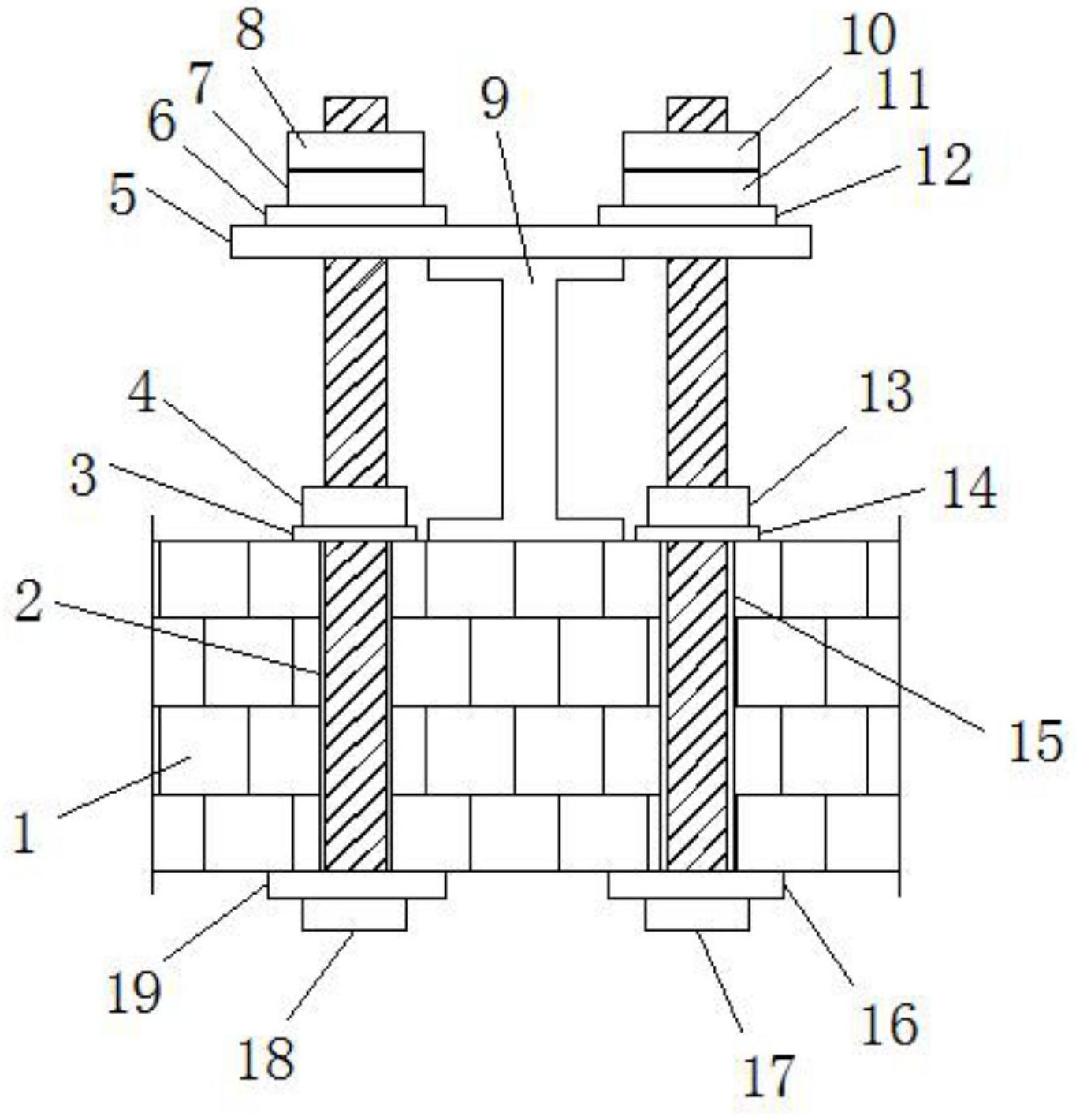 尤其為一種建築用懸挑底梁擱置端自脫式錨具,包括混凝土主體,所述