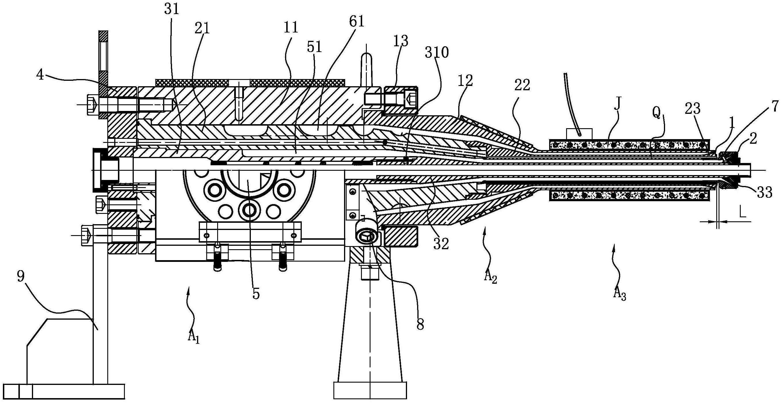 新型公开了小口径双壁波纹管挤出机头,机架固定的压紧端盖连接有模套
