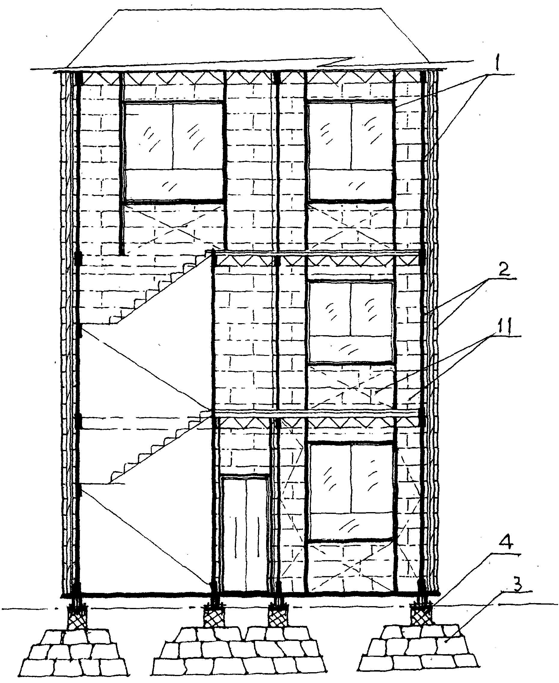 本实用新型涉及一种具有轻钢结构的建筑物,轻钢结构组成建筑物的龙骨