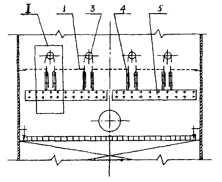 解决现有两级槽式液体分布器的占位空间高度偏高,而淋降空间高度较小