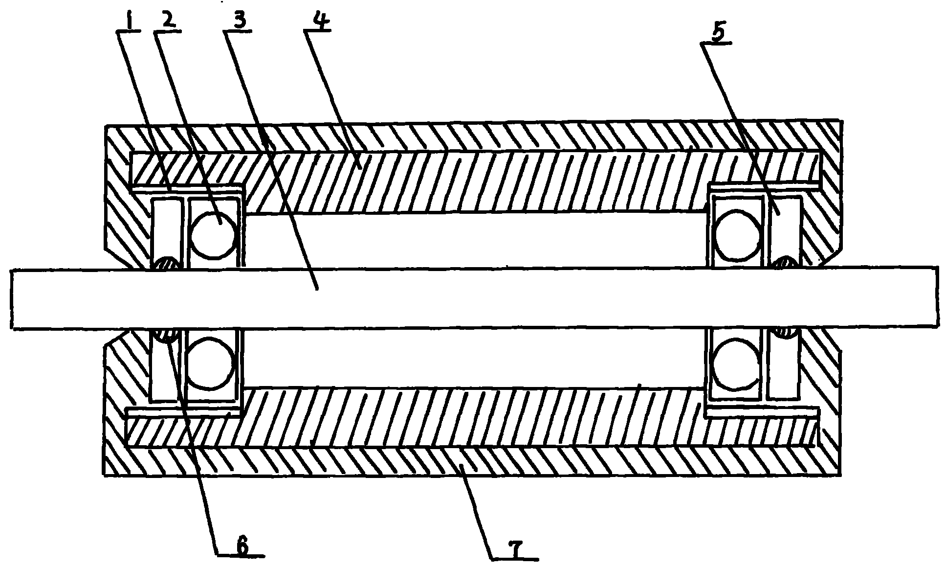 轴承(2)固定在主轴(3)上,在轴承外部的主轴上设置有双唇结构的聚氨