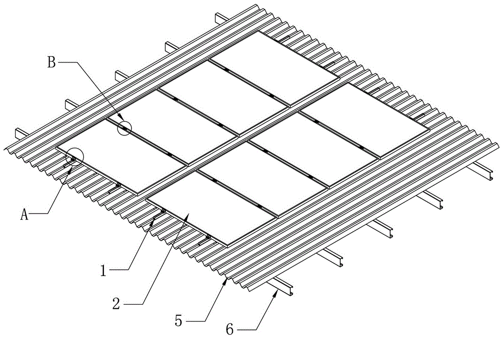 並且所述龍骨與彩鋼板長度方向同向延伸,所述光伏組件搭接於至少兩根